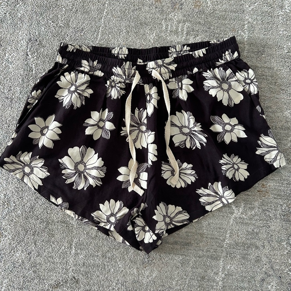 NWOT Women’s Billabong Black/White Floral Pull On Pipe Line Shorts Size Medium